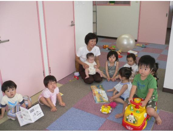 チャイルドマインダーの資格取得に頑張って勉強されている先生