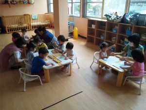 大きい子も小さい子もみんな制作をしています。